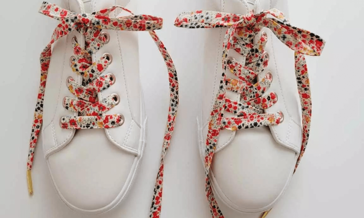 des chaussures avec des lacets fleuri