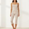 pyjama pantacourt honey moulant pois crème bordures dentelle lingerie ajustée courte femme souriante