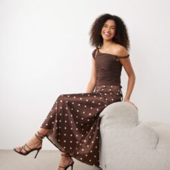 jupes courtes à pois satin en taille haute imprimé coupe classique une femme souriante